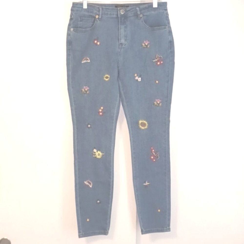 Romeo + Juliet Couture Light Denim Embroidered Jeans in Size L (NWT)